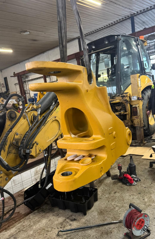 Výměna kozlíka na traktorbagru CAT. 